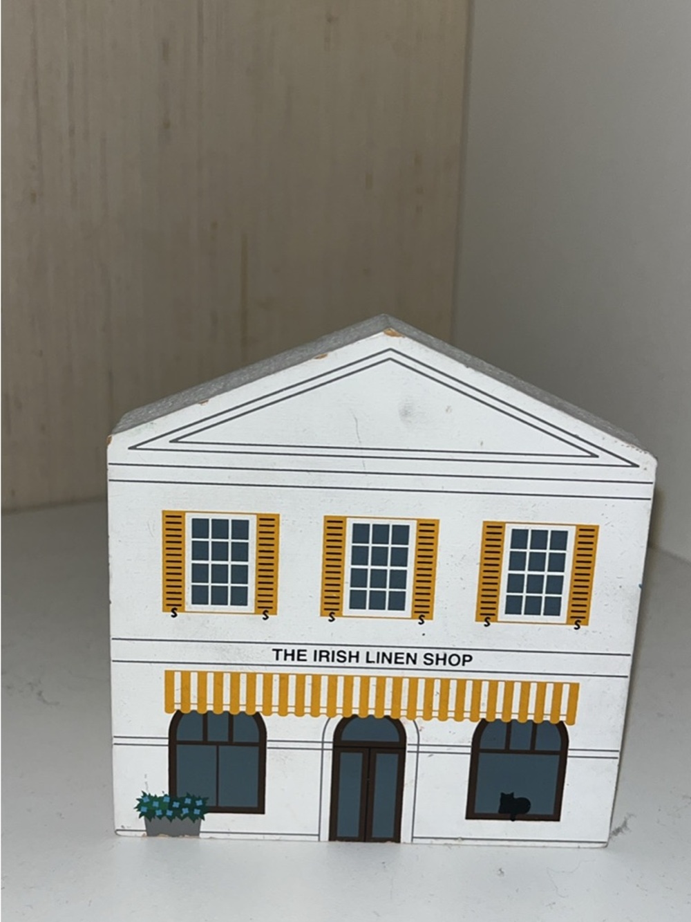 Cat’s Meow Bermuda Irish Linen Shop 1995 Wood Shelf Sitter Signed